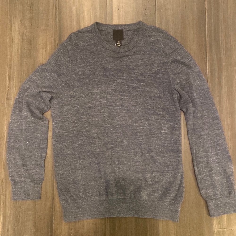 Men’s thin knit crew neck sweater. Size M